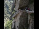 [Cliquez pour agrandir : 121 Kio] Huang Shan - Le canyon Xihai : escalier à flanc de montagne.