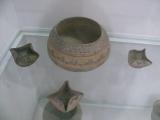 [Cliquez pour agrandir : 70 Kio] Delhi - Le musée national : vase de la civilisation harappéenne.