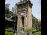 [Cliquez pour agrandir : 127 Kio] Xi'an - La grande mosquée : la deuxième cour : stèle en pierre.