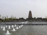 [Cliquez pour agrandir : 72 Kio] Xi'an - La grande pagode de l'oie sauvage : la pagode, derrière des fontaines modernes.