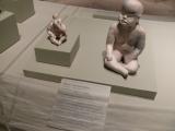 [Cliquez pour agrandir : 75 Kio] Monterrey - Le musée d'histoire mexicaine : figurines olmèques (1200-600 av. J.-C.).
