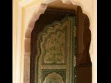 [Cliquez pour agrandir : 135 Kio] Jaipur - Le palais des vents : porte.