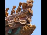 [Cliquez pour agrandir : 81 Kio] Pékin - La Cité interdite : la salle de l'harmonie préservée : détail d'un toit.
