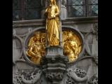 [Cliquez pour agrandir : 114 Kio] Bruges - La basilique du Saint-Sang : la façade : détail.