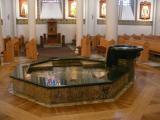 [Cliquez pour agrandir : 90 Kio] Santa Fe - Saint Francis cathedral: the baptismal font.