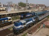 [Cliquez pour agrandir : 172 Kio] Agra - La gare d'Agra Fort : locomotives diesel.
