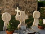 [Cliquez pour agrandir : 133 Kio] Arcangues - Le cimetière : stèles discoïdales.