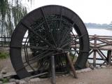 [Cliquez pour agrandir : 97 Kio] Liyang - Environs du lac Tianmu : machine hydraulique.