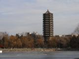 [Cliquez pour agrandir : 65 Kio] Pékin - Campus de l'Université de Pékin : la pagode Boya.