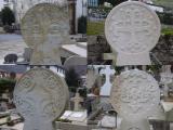 [Cliquez pour agrandir : 114 Kio] Sare - Le cimetière : stèles funéraires.
