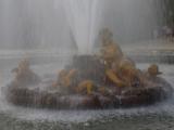 [Cliquez pour agrandir : 48 Kio] Versailles - Une fontaine en activité.