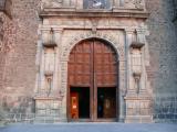 [Cliquez pour agrandir : 173 Kio] Mexico - L'église de Santiago de la place des trois cultures.