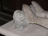 [Cliquez pour agrandir : 75 Kio] Saint-Denis - La basilique : lion au pied d'un gisant masculin.