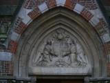 [Cliquez pour agrandir : 84 Kio] Godewaersvelde - L'abbaye Sainte-Marie du Mont des Cats : l'église : la façade : détail.