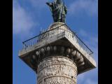 [Cliquez pour agrandir : 78 Kio] Rome - La colonne de Marc-Aurèle : la statue de Saint Paul.