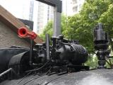 [Cliquez pour agrandir : 135 Kio] Nankin - Locomotive à vapeur devant un restaurant.