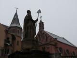 [Cliquez pour agrandir : 54 Kio] Eguisheim - La chapelle Saint-Léon et la statue du Pape Léon IX.