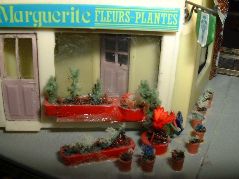 Modélisme : Mon circuit ferroviaire : boutique du fleuriste, entourée de pots de fleurs.