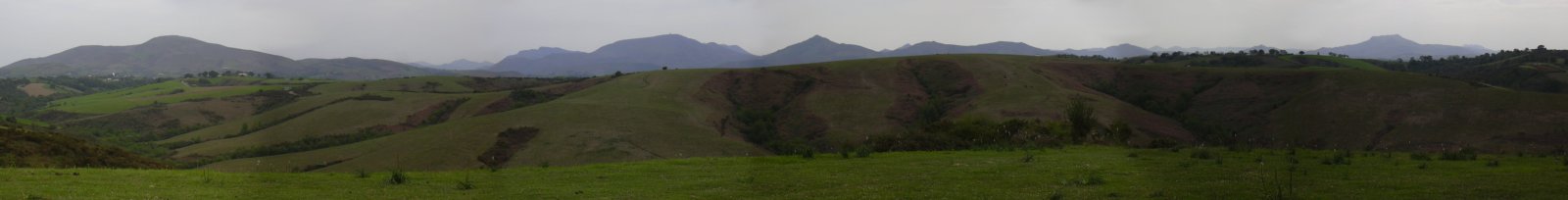 Hasparren : Panoramique des montagnes basques.