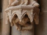 [Cliquez pour agrandir : 82 Kio] Reims - La cathédrale Notre-Dame : le portail d'entrée : personnage écrasé sous un chapiteau.