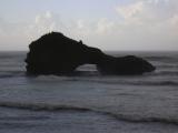 [Cliquez pour agrandir : 43 Kio] Biarritz - La roche percée, en face de la plage de Miramar.