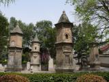 [Cliquez pour agrandir : 150 Kio] Xi'an - La grande pagode de l'oie sauvage : urnes funéraires dans les jardins.