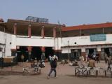 [Cliquez pour agrandir : 102 Kio] Agra - La gare d'Agra Cantonment : vue générale.