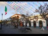 [Cliquez pour agrandir : 158 Kio] San José del Cabo - Galerie marchande en face de l'hôtel de ville.