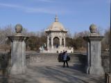 [Cliquez pour agrandir : 77 Kio] Pékin - Parc Yuanmingyuan : kiosque du jardin européen Huanghua de l'ancien palais d'été.