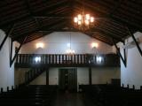 [Cliquez pour agrandir : 67 Kio] Rio de Janeiro - La chapelle de l'école Pequeña Cruzada : l'entrée et la tribune.