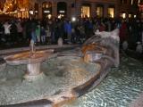 [Cliquez pour agrandir : 113 Kio] Rome - La place d'Espagne : la fontaine Barcaccia.