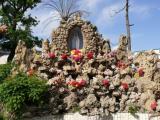 [Cliquez pour agrandir : 167 Kio] Pékin - L'église du Saint-Sauveur : grotte de la Vierge de Lourdes.