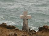 [Cliquez pour agrandir : 93 Kio] Biarritz - La croix rappelant le naufrage près du Rocher de la Vierge.