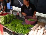 [Cliquez pour agrandir : 147 Kio] Monterrey - Vendeuse de cactus nopal sur un marché.