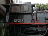 [Cliquez pour agrandir : 89 Kio] Nankin - Locomotive à vapeur devant un restaurant.
