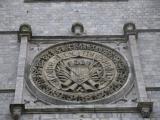 [Cliquez pour agrandir : 103 Kio] Douai - Le beffroi : détail : l'inscription « Gloire aux vainqueurs ».