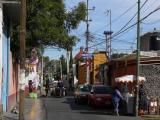 [Cliquez pour agrandir : 185 Kio] Mexico - Le quartier Xochimilco : rue.
