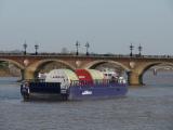 [Cliquez pour agrandir : 72 Kio] Bordeaux - Le pont de pierre et une barge transportant des pièces d'A380.