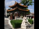 [Cliquez pour agrandir : 113 Kio] Pékin - L'église du Saint-Sauveur : pavillon et lion chinois.