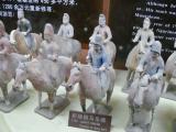 [Cliquez pour agrandir : 94 Kio] Qianling - Le mausolée de Yi De : poteries représentant des cavaliers.