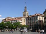 [Cliquez pour agrandir : 87 Kio] Ségovie - La Plaza Mayor et l'église Saint-Martin.