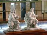 [Cliquez pour agrandir : 91 Kio] Roubaix - Le musée de la piscine : statues de Lully et Haendel.