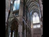 [Cliquez pour agrandir : 94 Kio] Cologne - La cathédrale : à l'intersection de la nef et du transept.