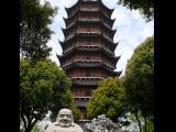 [Cliquez pour agrandir : 143 Kio] Suzhou - Le temple du Nord : la pagode et une statue du Bouddha.