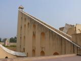 [Cliquez pour agrandir : 73 Kio] Jaipur - L'observatoire Jantar Mantar : cadran solaire.