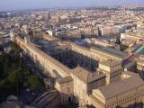 [Cliquez pour agrandir : 127 Kio] Vatican - Les musées du Vatican vus depuis le haut de la basilique.