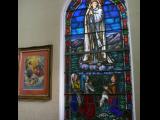 [Cliquez pour agrandir : 112 Kio] San Francisco - Saint Charles-Borromee's church: stained glass window representing Our Lady of Fatima.