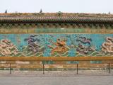 [Cliquez pour agrandir : 128 Kio] Pékin - Le parc Beihai : le mur des neuf dragons.