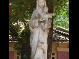 [Cliquez pour agrandir : 141 Kio] Gumla - Le centre jésuite : statue de la Vierge à l'Enfant.