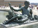 [Cliquez pour agrandir : 103 Kio] Versailles - Une statue, au bord d'un bassin.